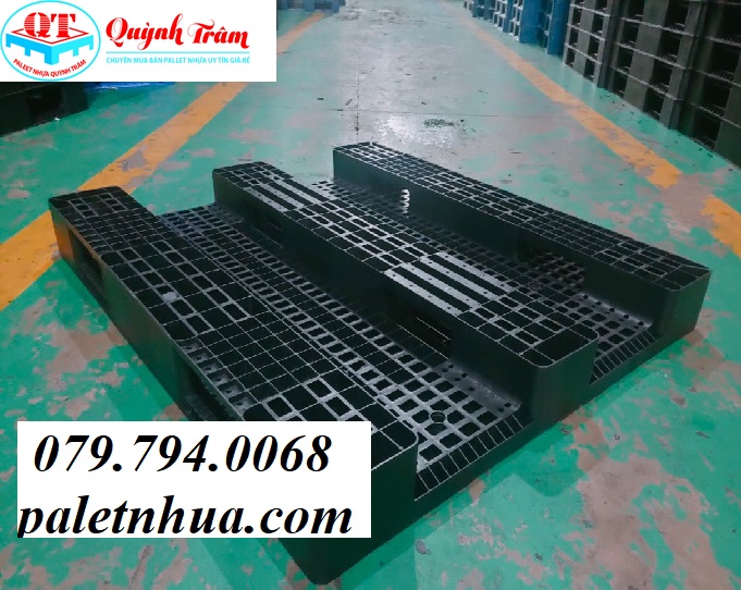 pallet nhựa lót sàn cũ