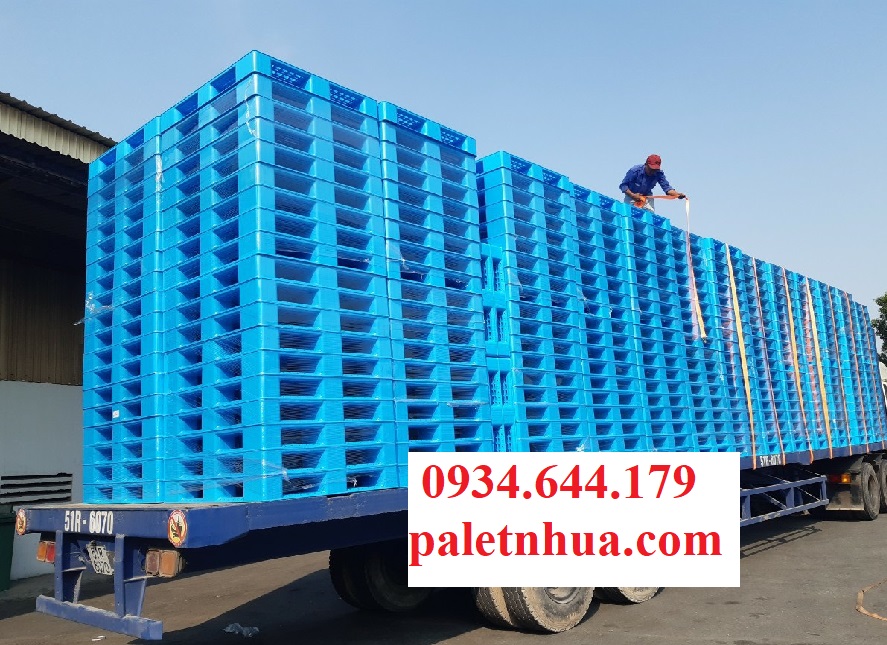 giá pallet nhựa kê gạch.